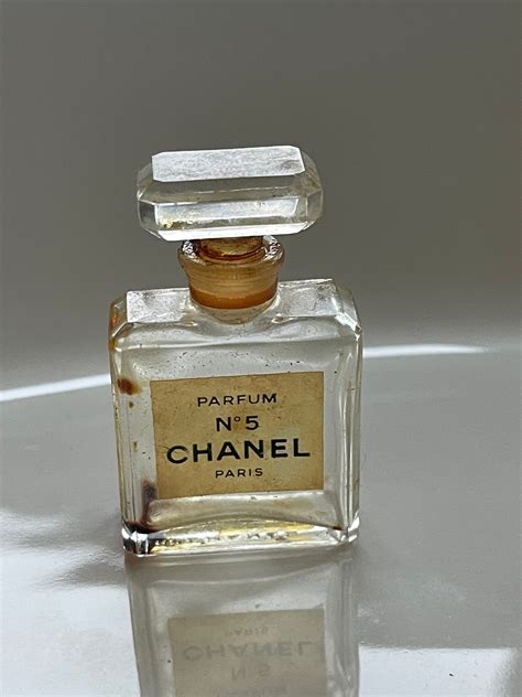 how to date Chanel perfume